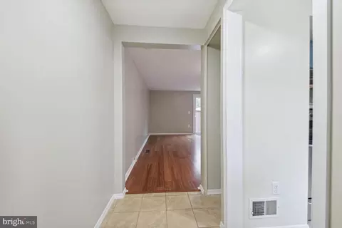 Entry Way - 45 Bickel Ct, Sterling, VA 20165 photo 3 of 5