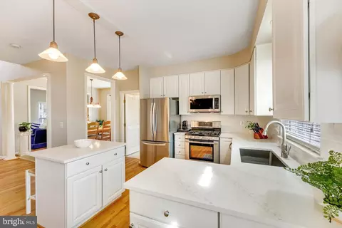 Kitchen - 43395 Malin Ct, Ashburn, VA 20147 photo 4 of 6