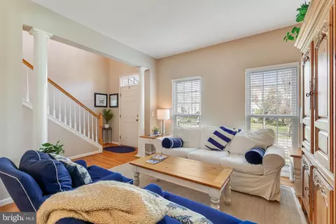 Living - 43395 Malin Ct, Ashburn, VA 20147 photo 2 of 8