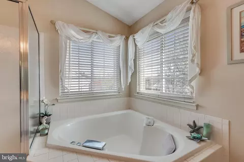 Bath - 43395 Malin Ct, Ashburn, VA 20147 photo 5 of 11