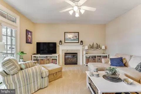 Living - 43395 Malin Ct, Ashburn, VA 20147 photo 5 of 8