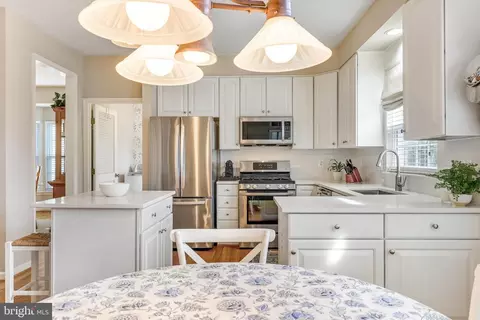 Kitchen - 43395 Malin Ct, Ashburn, VA 20147 photo 3 of 6