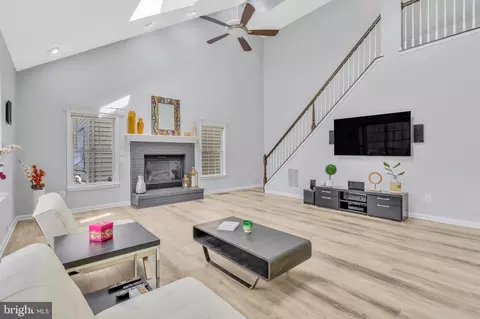 Living - 42525 Mandolin St, Chantilly, VA 20152 photo 5 of 8