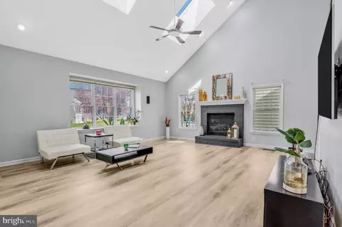 Living - 42525 Mandolin St, Chantilly, VA 20152 photo 3 of 8