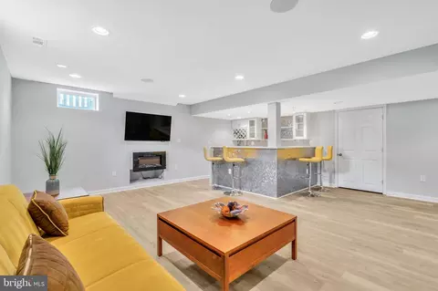 Living - 42525 Mandolin St, Chantilly, VA 20152 photo 7 of 8