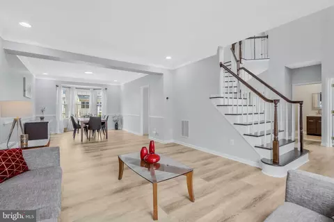 Living - 42525 Mandolin St, Chantilly, VA 20152 photo 2 of 8