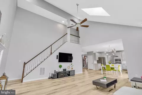 Living - 42525 Mandolin St, Chantilly, VA 20152 photo 4 of 8