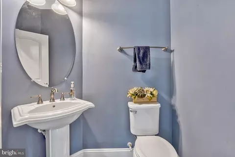 Bath - 42289 Brisley Ct, Chantilly, VA 20152 photo 2 of 8