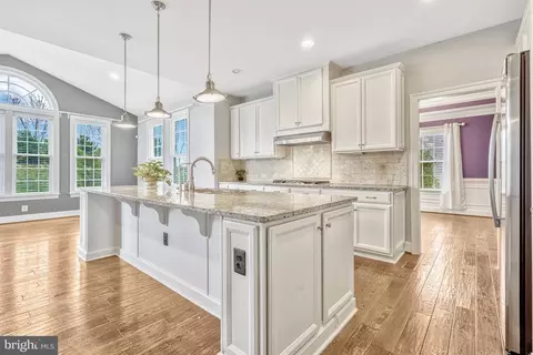 Kitchen - 42289 Brisley Ct, Chantilly, VA 20152 photo 4 of 6