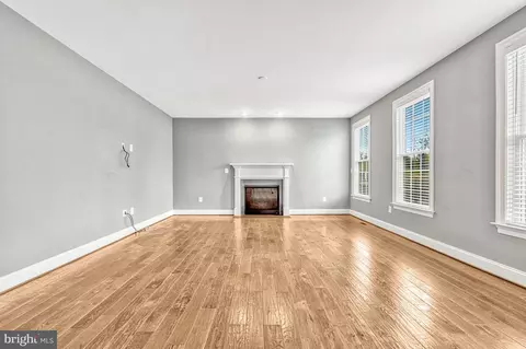 Living - 42289 Brisley Ct, Chantilly, VA 20152 photo 6 of 7