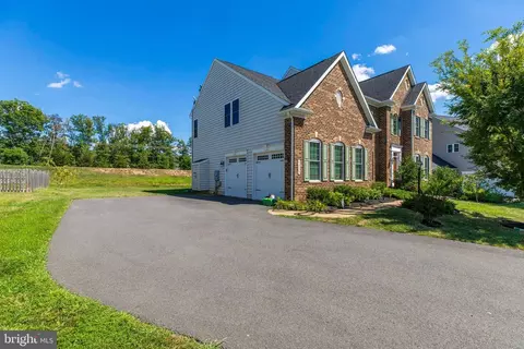 Exterior - 42289 Brisley Ct, Chantilly, VA 20152 photo 5 of 9