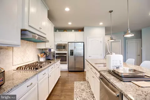 Kitchen - 42289 Brisley Ct, Chantilly, VA 20152 photo 2 of 6