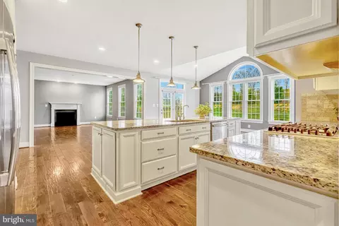 Kitchen - 42289 Brisley Ct, Chantilly, VA 20152 photo 3 of 6