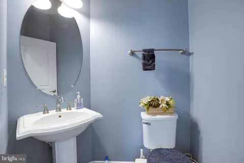 Bath - 42289 Brisley Ct, Chantilly, VA 20152 photo 1 of 8