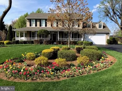 811 W Country Club Dr, Purcellville, VA 20132