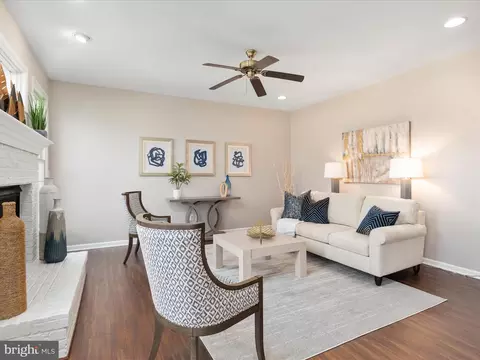 Living - 25929 Stinger Dr, Chantilly, VA 20152 photo 4 of 7