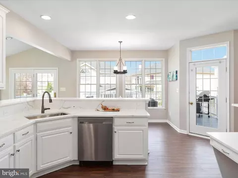 Kitchen - 25929 Stinger Dr, Chantilly, VA 20152 photo 3 of 5