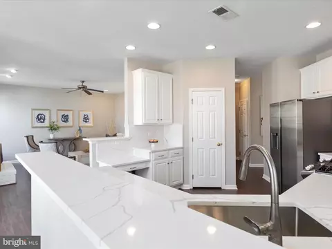 Kitchen - 25929 Stinger Dr, Chantilly, VA 20152 photo 2 of 5