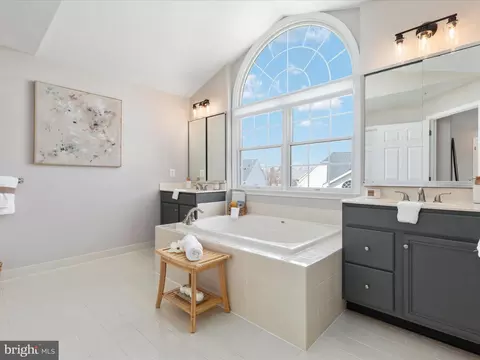Bath - 25929 Stinger Dr, Chantilly, VA 20152 photo 2 of 6