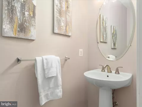 Bath - 25929 Stinger Dr, Chantilly, VA 20152 photo 1 of 6