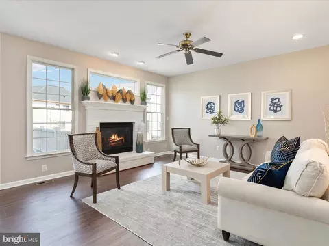 Living - 25929 Stinger Dr, Chantilly, VA 20152 photo 5 of 7