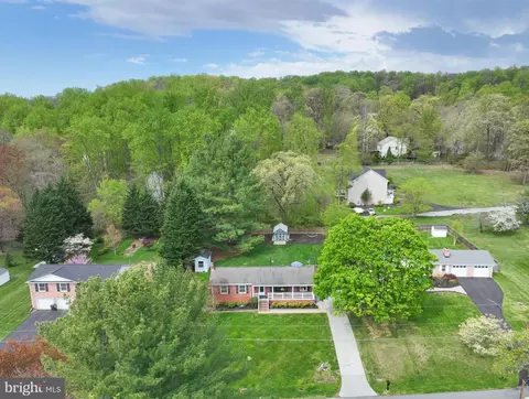 25 Honeybee Ave, Round Hill, VA 20141
