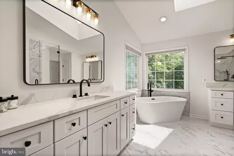 Bath - 21372 Scara Pl, Broadlands, VA 20148 photo 2 of 8