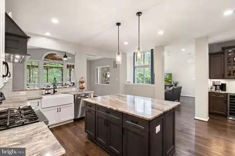 Kitchen - 21372 Scara Pl, Broadlands, VA 20148 photo 3 of 5