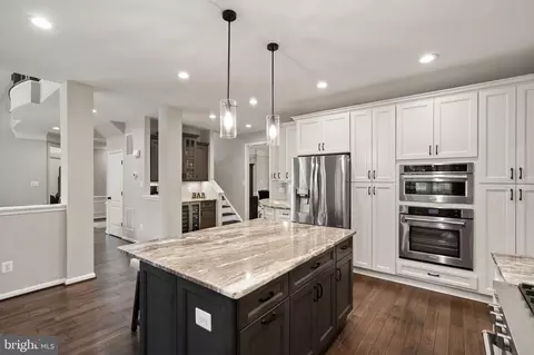 Kitchen - 21372 Scara Pl, Broadlands, VA 20148 photo 4 of 5