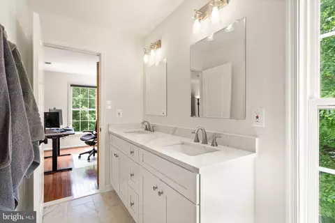 Bath - 21372 Scara Pl, Broadlands, VA 20148 photo 5 of 8