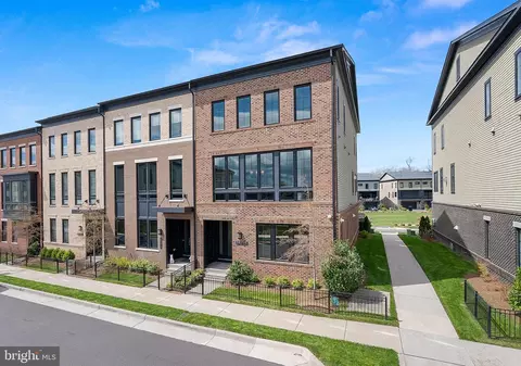 20277 Oak Bluff Dr, Ashburn, VA 20147