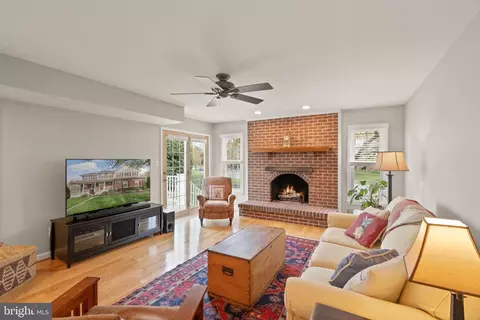 Living - 43444 Whetstone Ct, Ashburn, VA 20147 photo 2 of 6