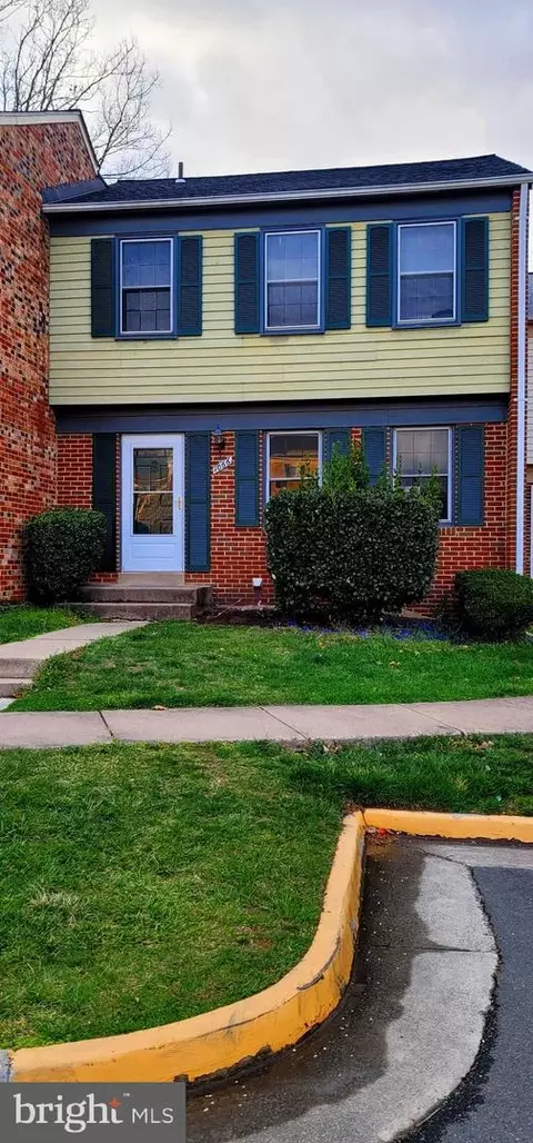Exterior - 1066 Tottenham Ct, Sterling, VA 20164 photo 2 of 10