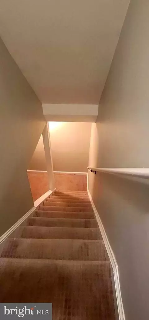 Entry Way - 1066 Tottenham Ct, Sterling, VA 20164 photo 2 of 2