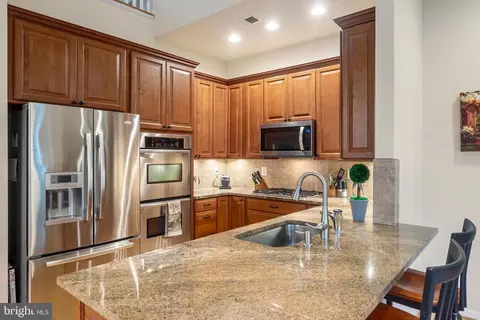 Kitchen - 20614 Crescent Pointe Pl, Ashburn, VA 20147 photo 4 of 5