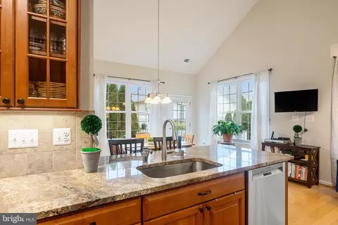Kitchen - 20614 Crescent Pointe Pl, Ashburn, VA 20147 photo 3 of 5