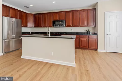 Kitchen - 20652 Sibbald Sq, Ashburn, VA 20147 photo 3 of 4