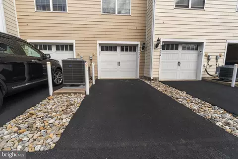 Exterior - 20652 Sibbald Sq, Ashburn, VA 20147 photo 6 of 14