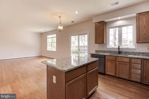 Kitchen - 42983 Bluengrey Ct, Ashburn, VA 20147 photo 5 of 6