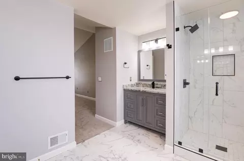 Bath - 42983 Bluengrey Ct, Ashburn, VA 20147 photo 9 of 9