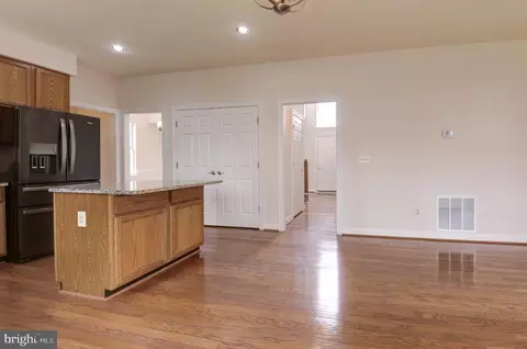 Kitchen - 42983 Bluengrey Ct, Ashburn, VA 20147 photo 3 of 6
