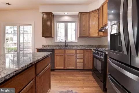 Kitchen - 42983 Bluengrey Ct, Ashburn, VA 20147 photo 6 of 6