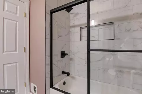 Bath - 42983 Bluengrey Ct, Ashburn, VA 20147 photo 4 of 9