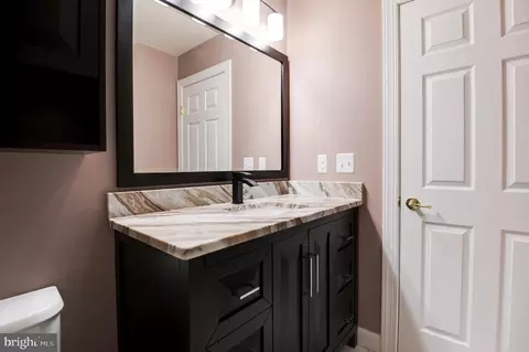 Bath - 42983 Bluengrey Ct, Ashburn, VA 20147 photo 5 of 9