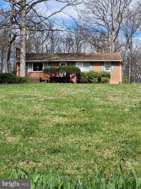 40 Cedar Dr, Sterling, VA 20164