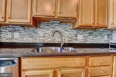 Kitchen - 43139 Crosswind Ter, Broadlands, VA 20148 photo 6 of 9