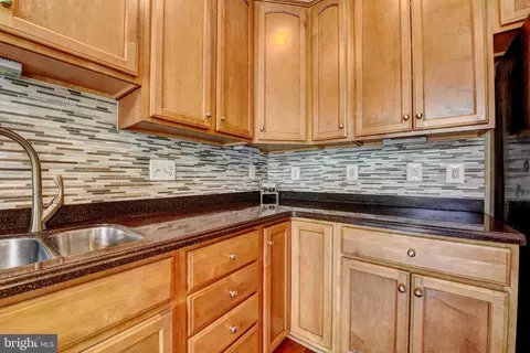 Kitchen - 43139 Crosswind Ter, Broadlands, VA 20148 photo 4 of 9