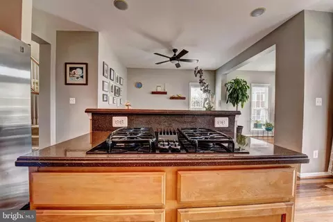 Kitchen - 43139 Crosswind Ter, Broadlands, VA 20148 photo 7 of 9