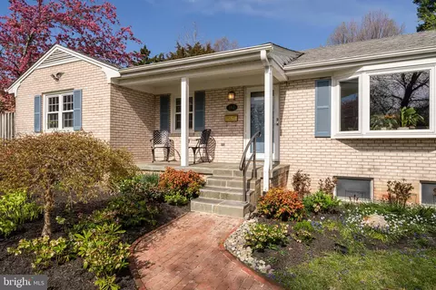 102 Belmont Dr SW, Leesburg, VA 20175