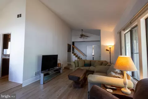Living - 112 Biscayne Ct, Sterling, VA 20164 photo 2 of 6